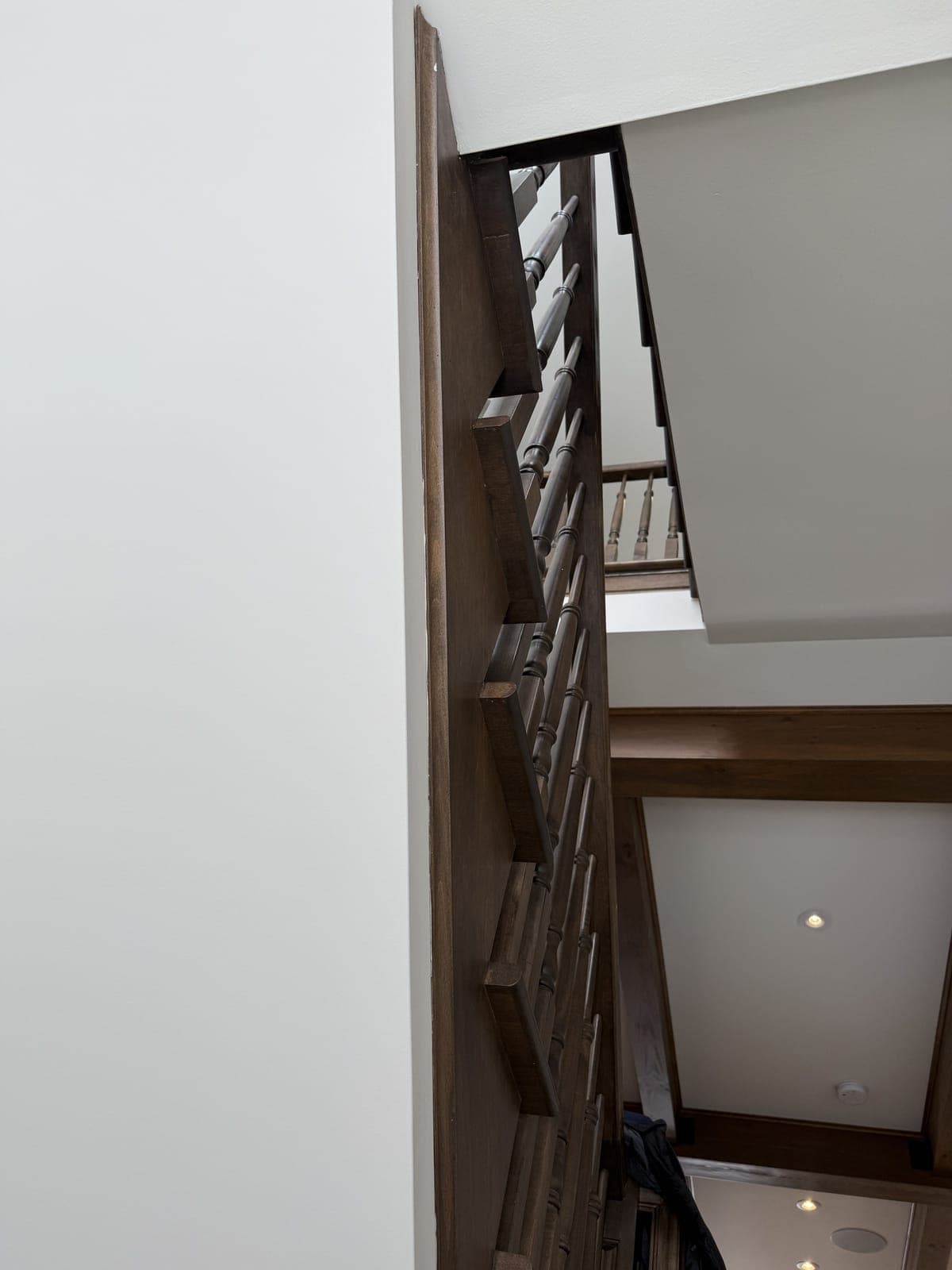 Escalier intérieur avec contremarches peintes en noir