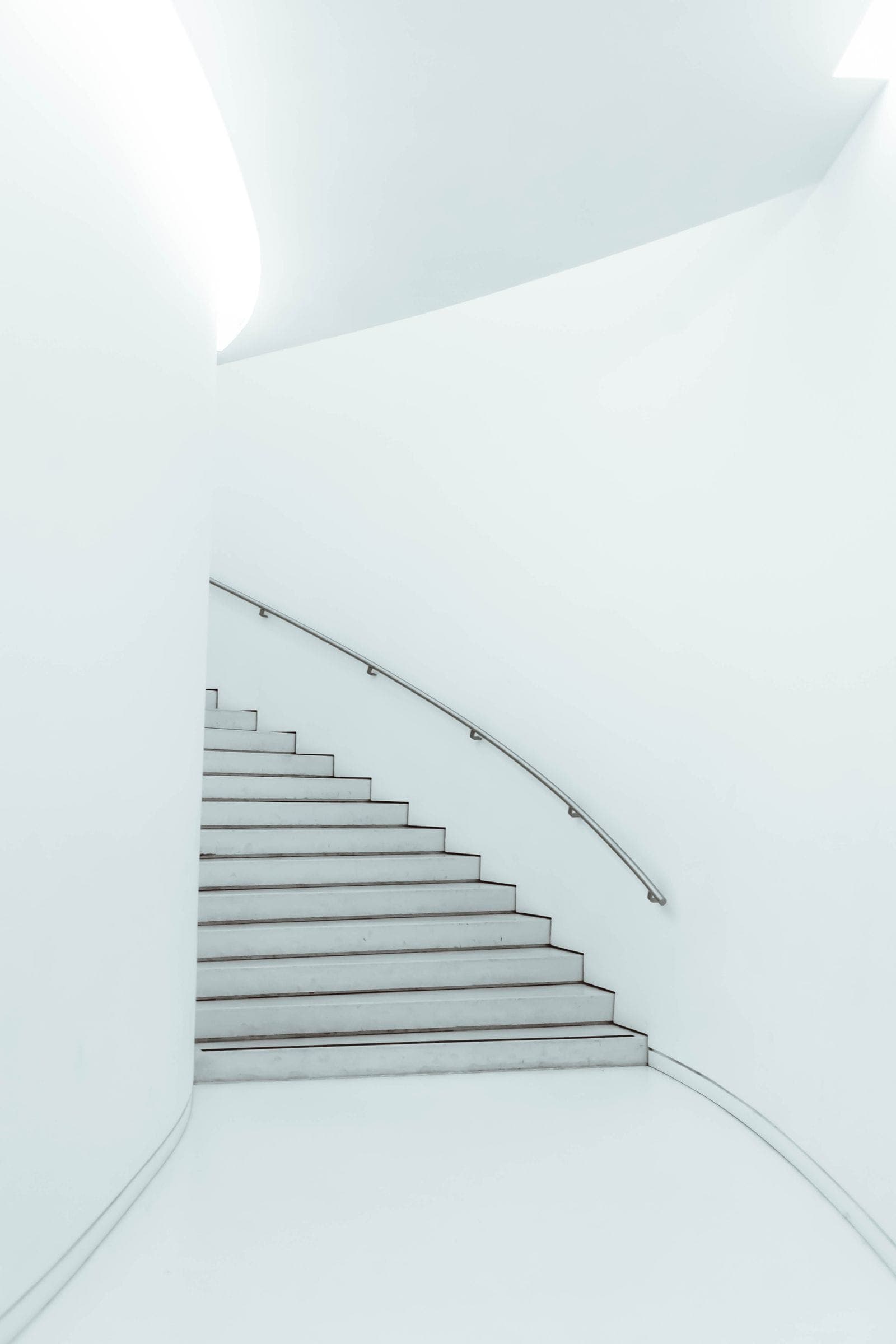 Escalier intérieur avec contremarches peintes en noir